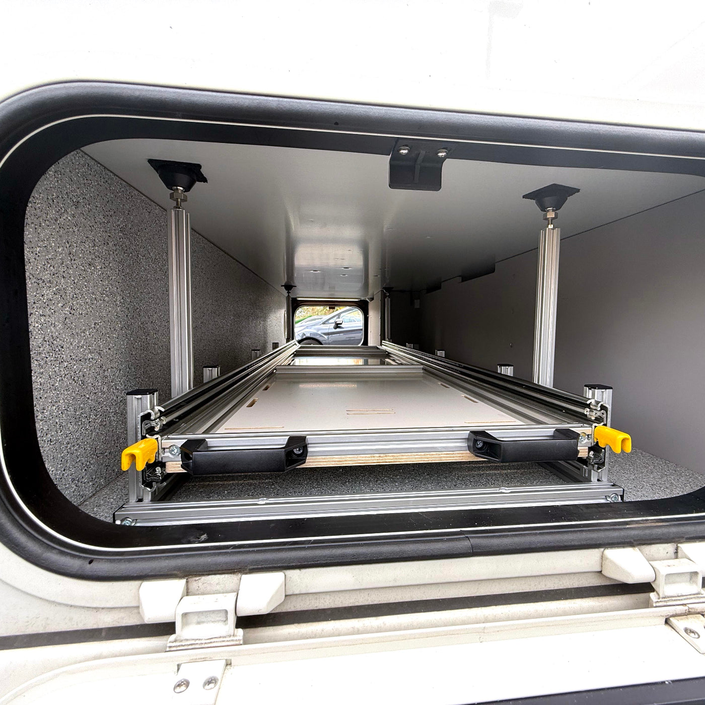 Doppelbodenauszug im Morello Home. Detailansicht im eingefahrenen Zustand.