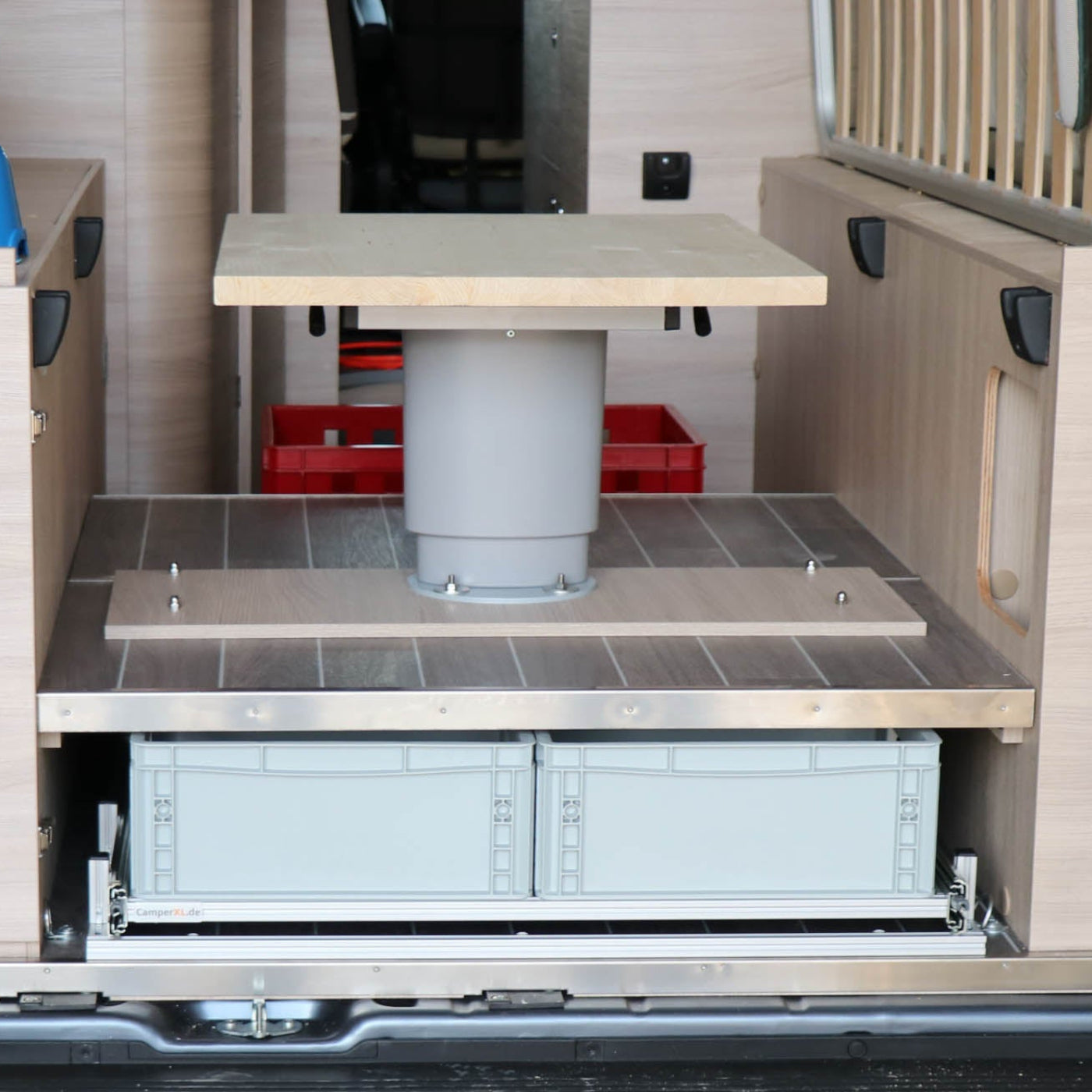 Sauber organisierter Stauraum im Camper mit Eurobox-System und Ladeplattform