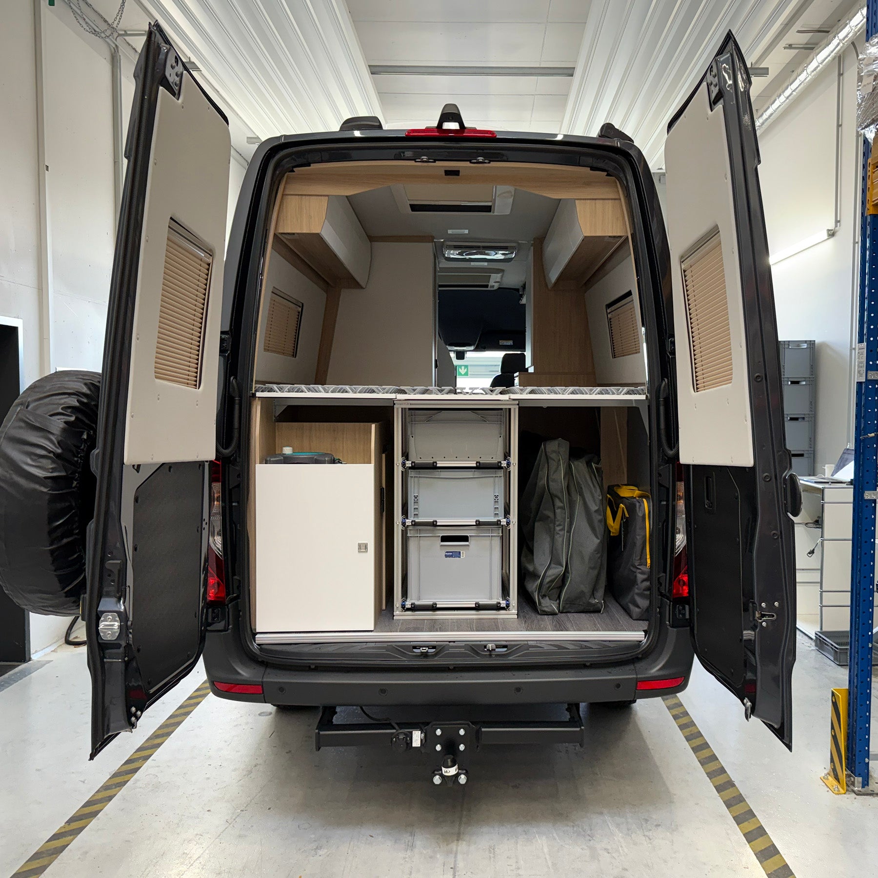 Ausgezogenes dreistufiges Stausystem im Heckbereich des Yucon 6.0 GD, 600 mm tief, mit unterschiedlichen Eurobox-Höhen je Ebene.