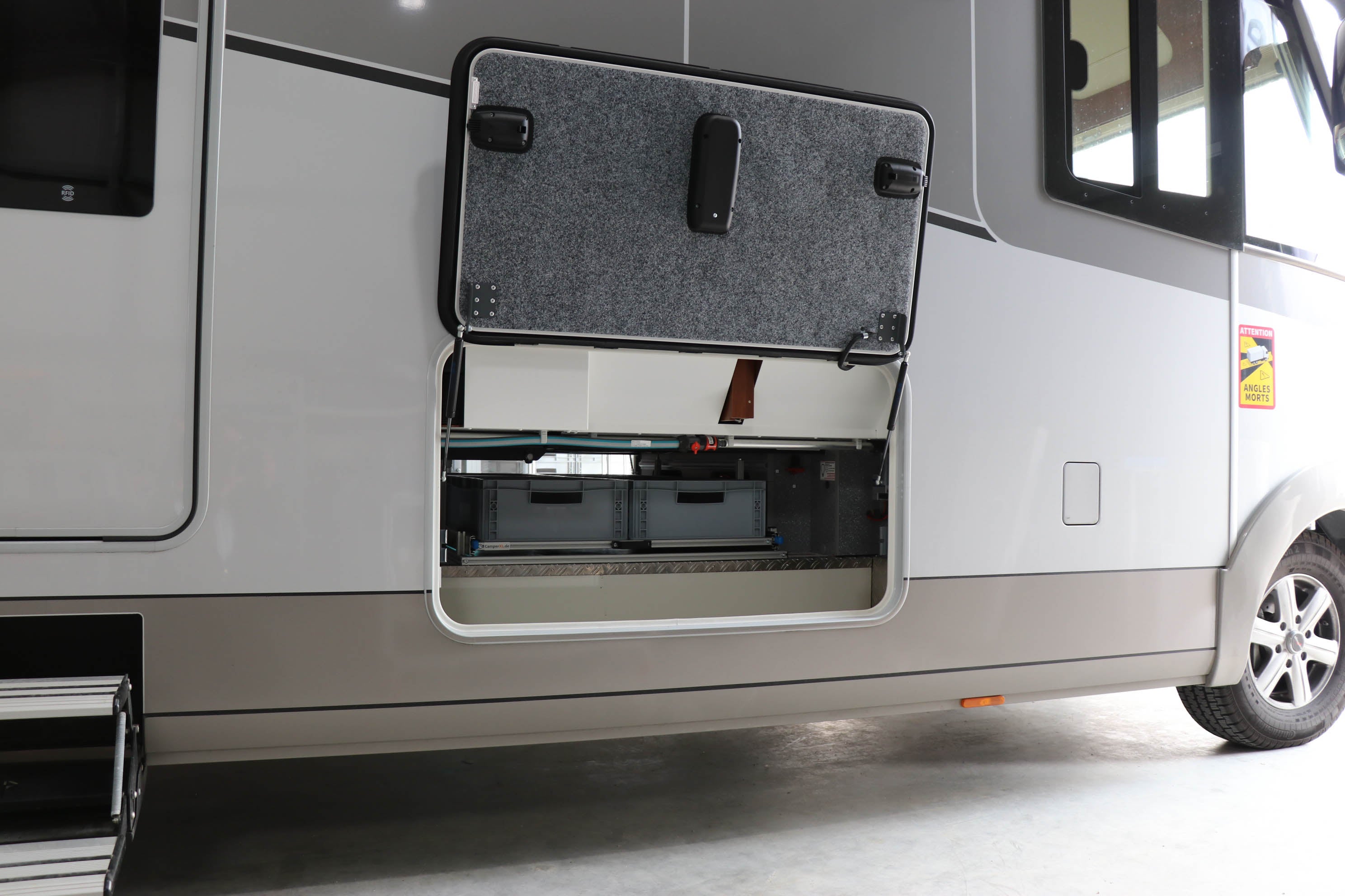 Raised floor pull-out 1500mm x 800mm