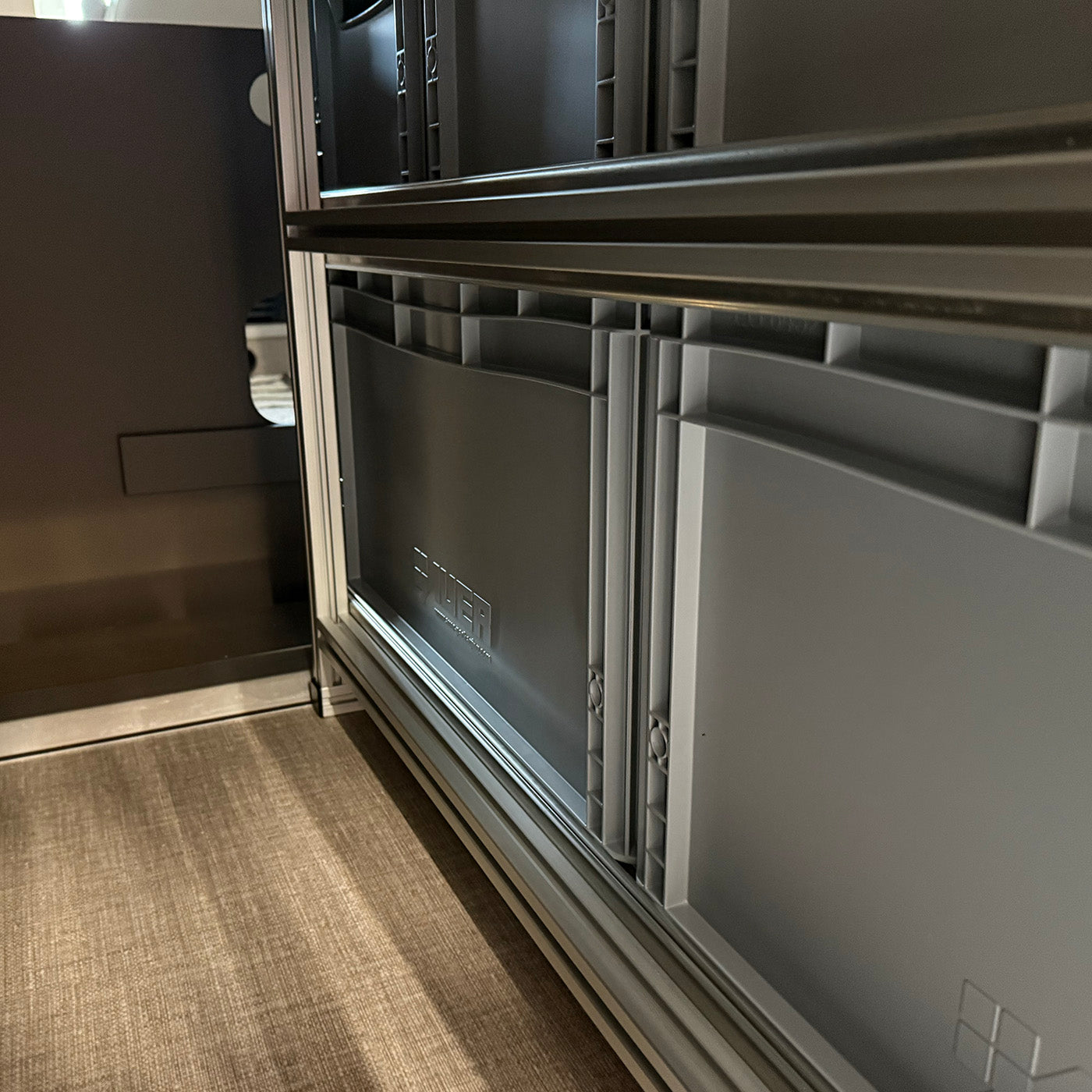 Professionell montierter Heckauszug im Bürstner Campeo durch CamperXL.