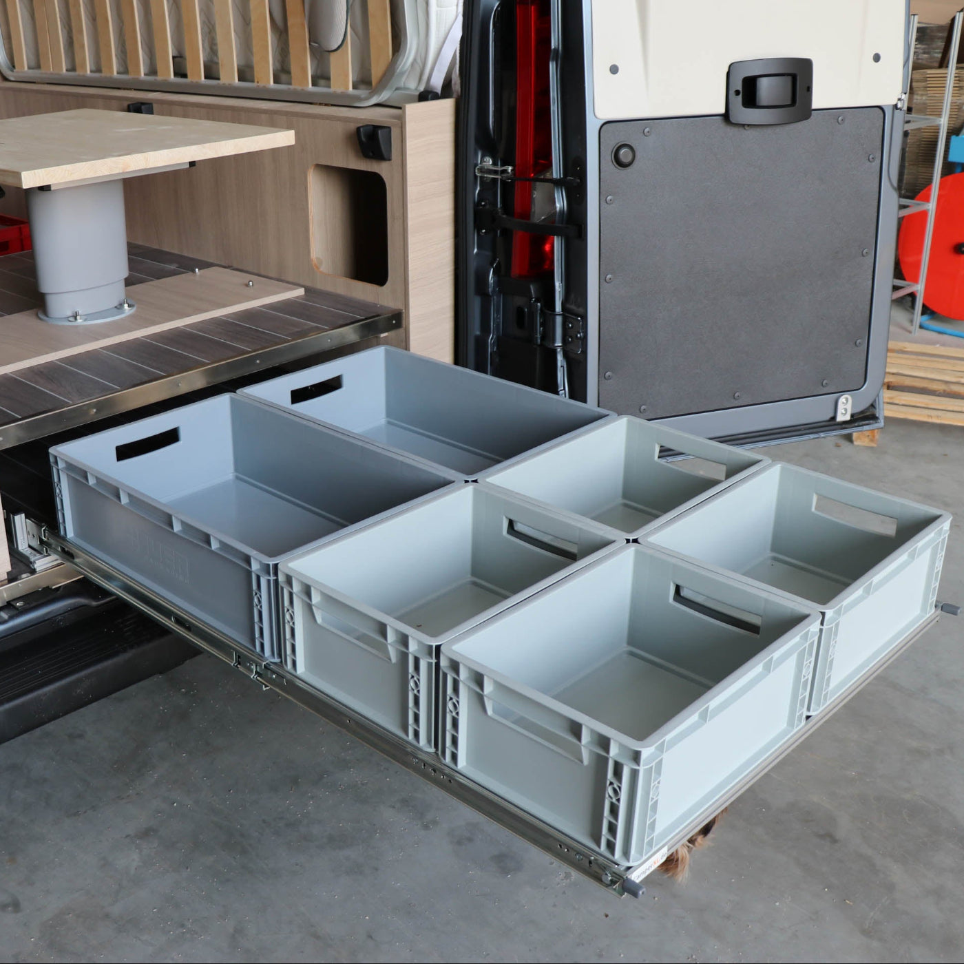 Heckauszug im Forster Camper mit vier Euroboxen vollständig ausgezogen
