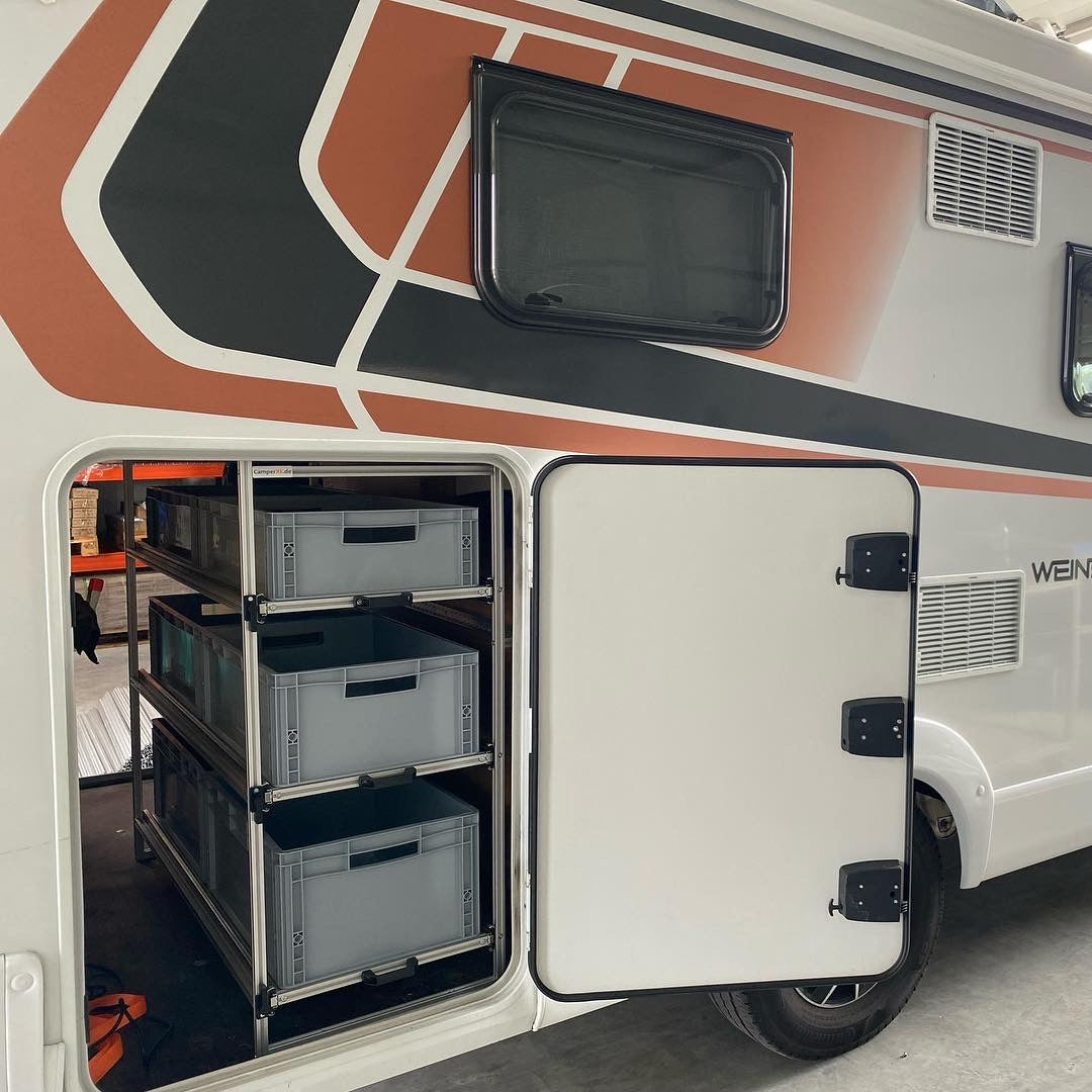 Regal in der Heckgarage des Weinsberg CaraCompact, drei Etagen, voll ausziehbar