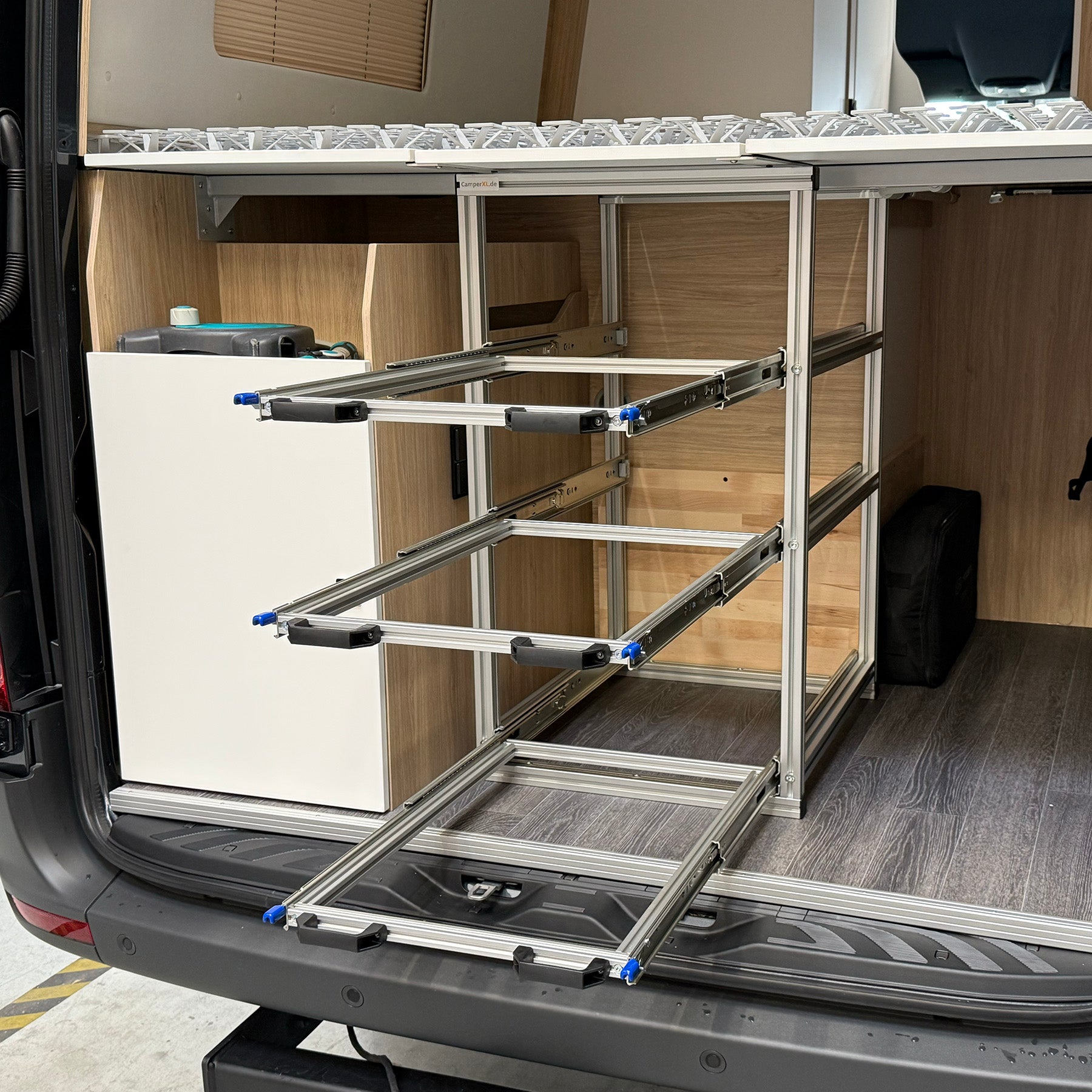 Stabile Heckauszugkonstruktion mit drei Eurobox-Ebenen; untere Ebene 320 mm hoch, obere Ebenen 220 mm, Gesamtauszugtiefe 600 mm.