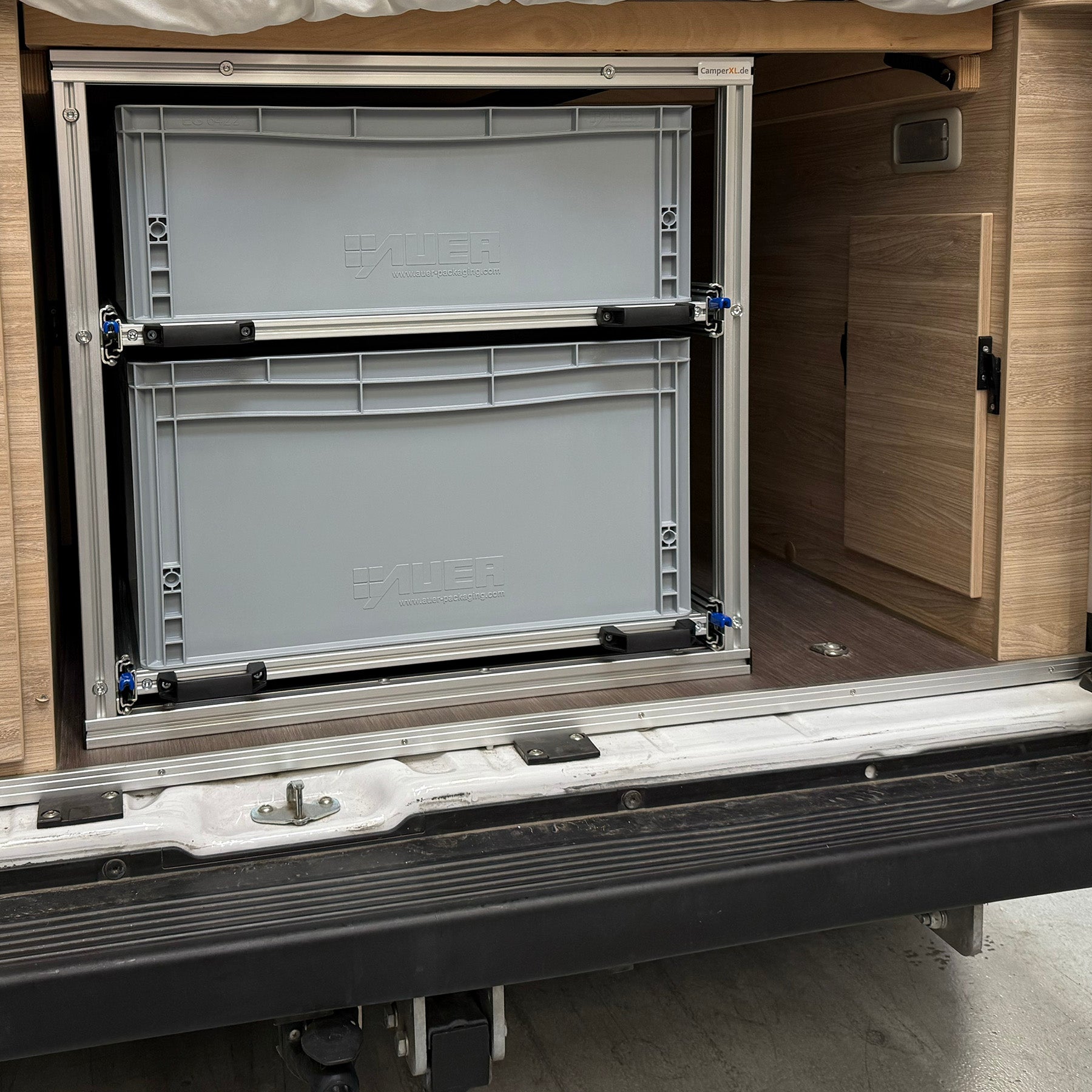 Ausgezogener Heckstauschub für den Knaus Boxstar mit zwei Ebenen für große Euroboxen; obere Etage 320 mm, untere Etage 220 mm.