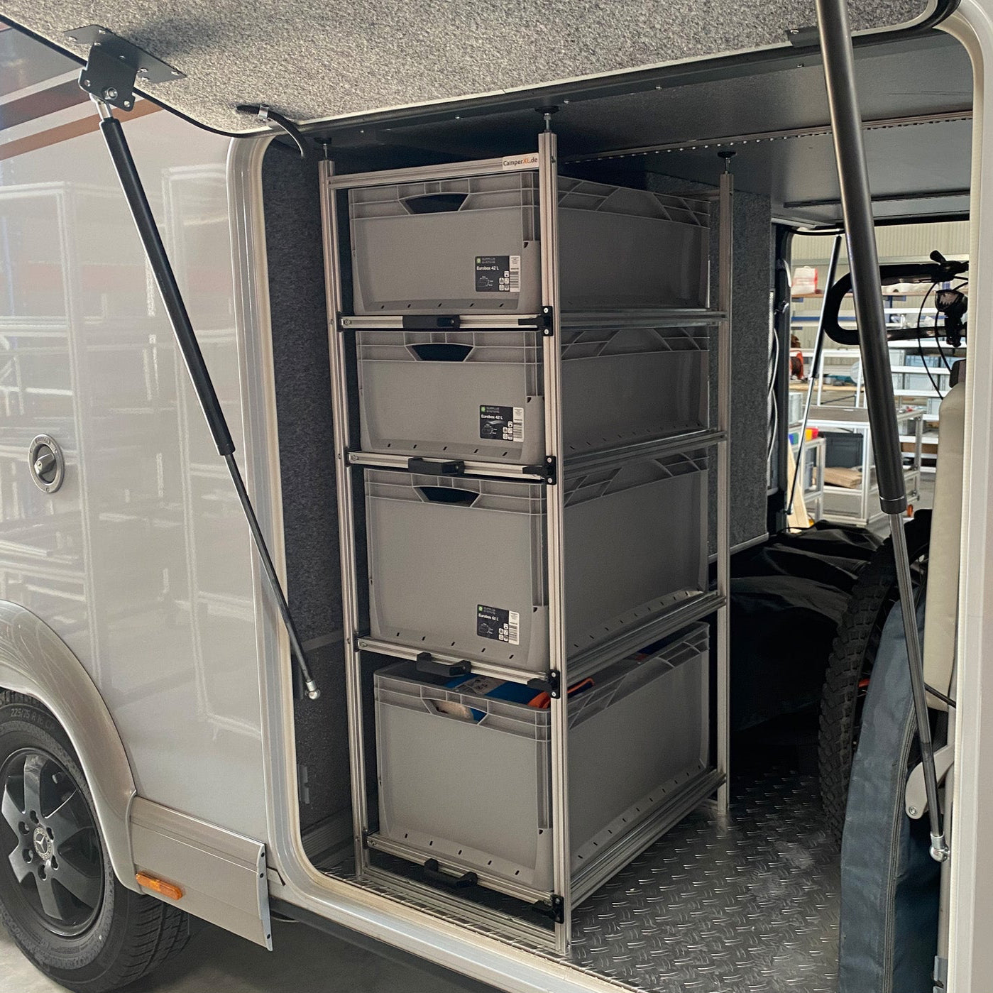 Wohnmobilregal für die Heckgarage - 4 Etagen voll ausziehbar - Eurobox - Carhago