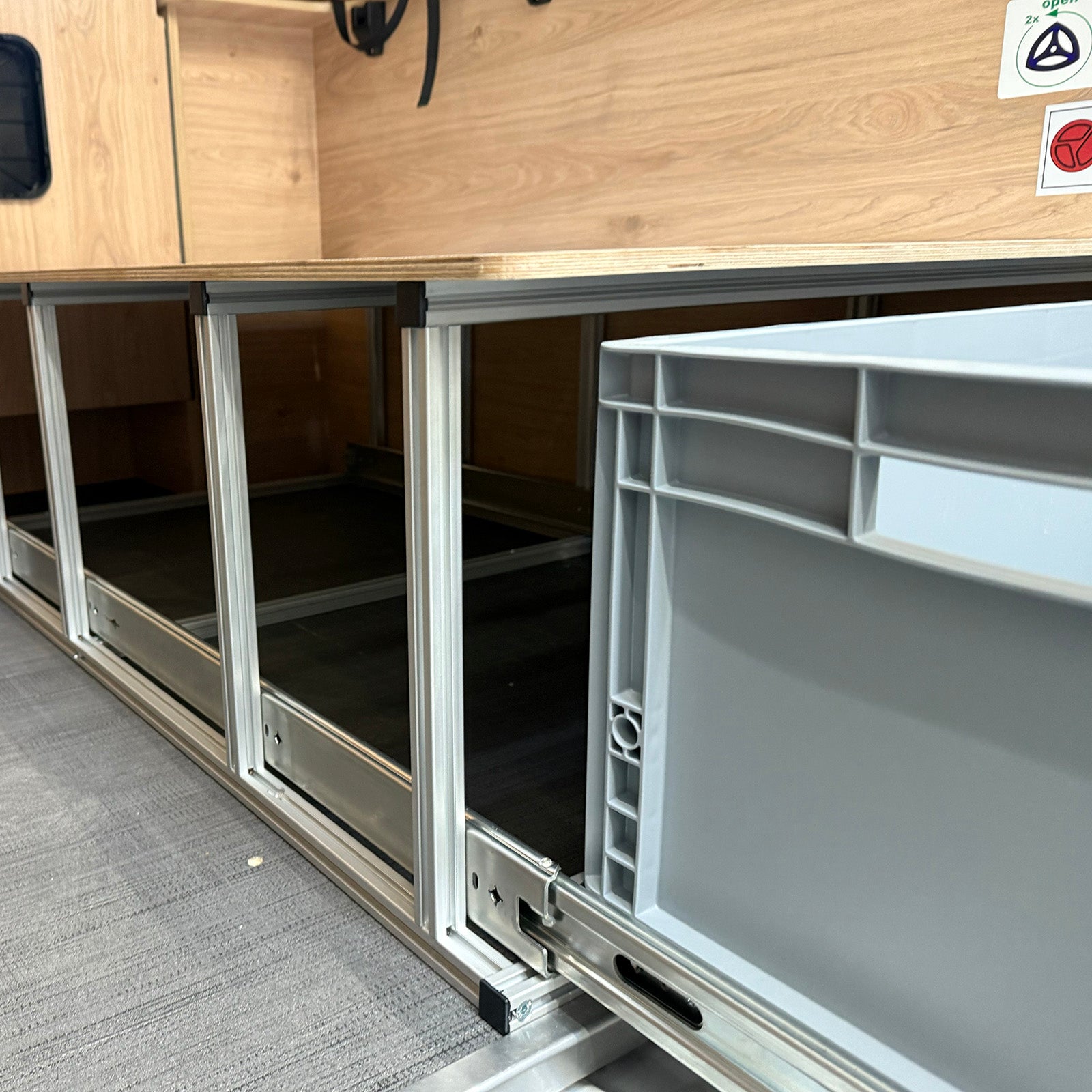 Detailaufnahme, Konstruktion, Auszug und Multiboard Heckauszug mit Ablage von CamperXL.